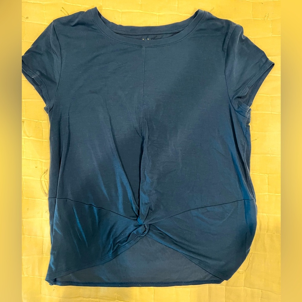 Athleta workout top with knot